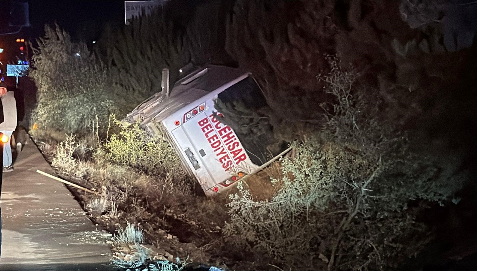 afyonkarahisarda midibus devrildi 12 yarali 5aHZCV81