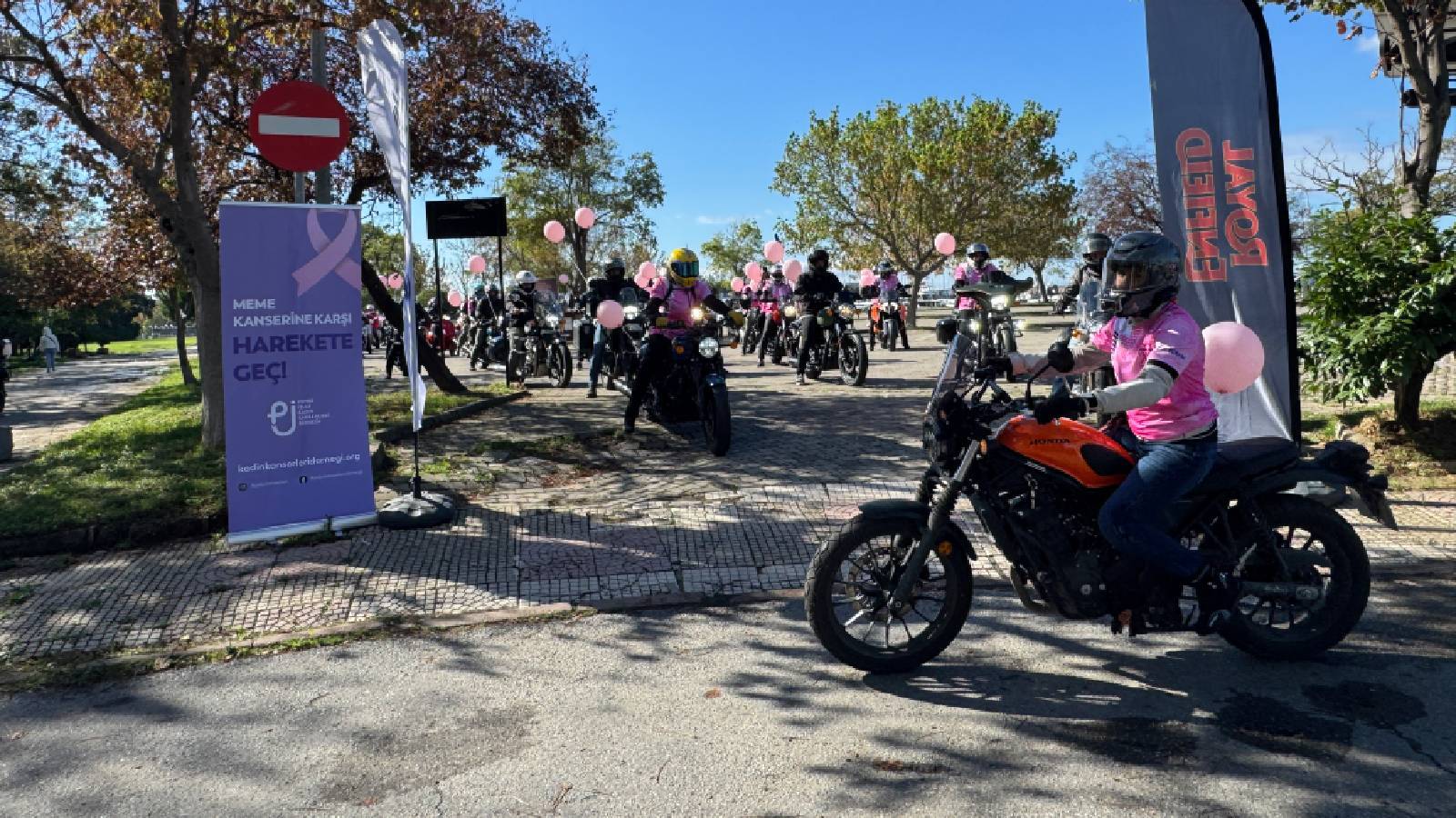 kadikoyde meme kanserinde farkindalik icin motosiklet ve bisiklet turu X1WTUqhM.jpg