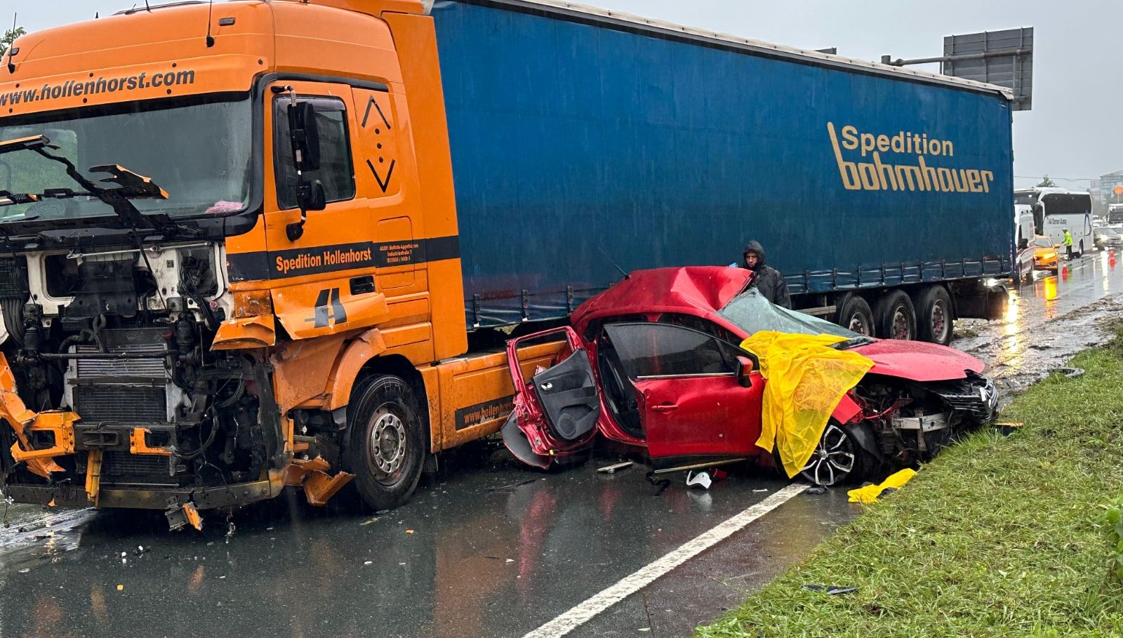 rizede katliam gibi kaza ayni otomobildeki 3 kisi oldu EaQVuY3H.jpg