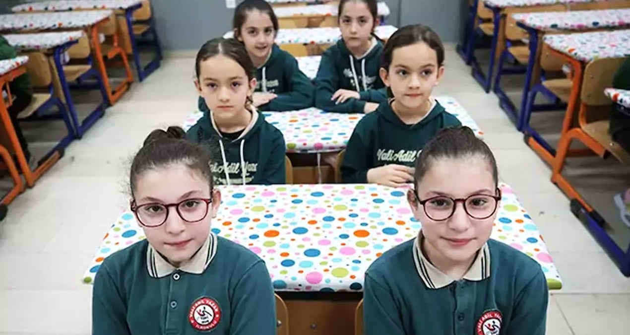 21 ikiz ayni okulda WzOpp89D.jpg