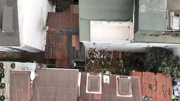 istanbul arnavutkoyde istinat duvari yikildi 2 bina tahliye edildi 9NDdm3Sq.jpg