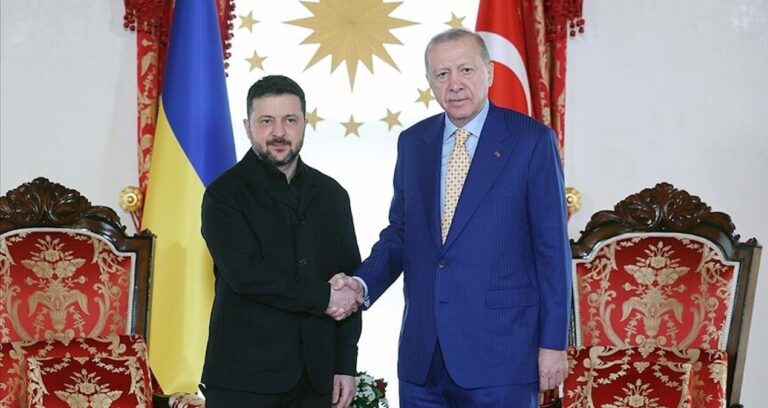 abdden-umdugunu-alamayan-zelenski-baris-icin-rotayi-turkiyeye-kirdi-RW89vcbM