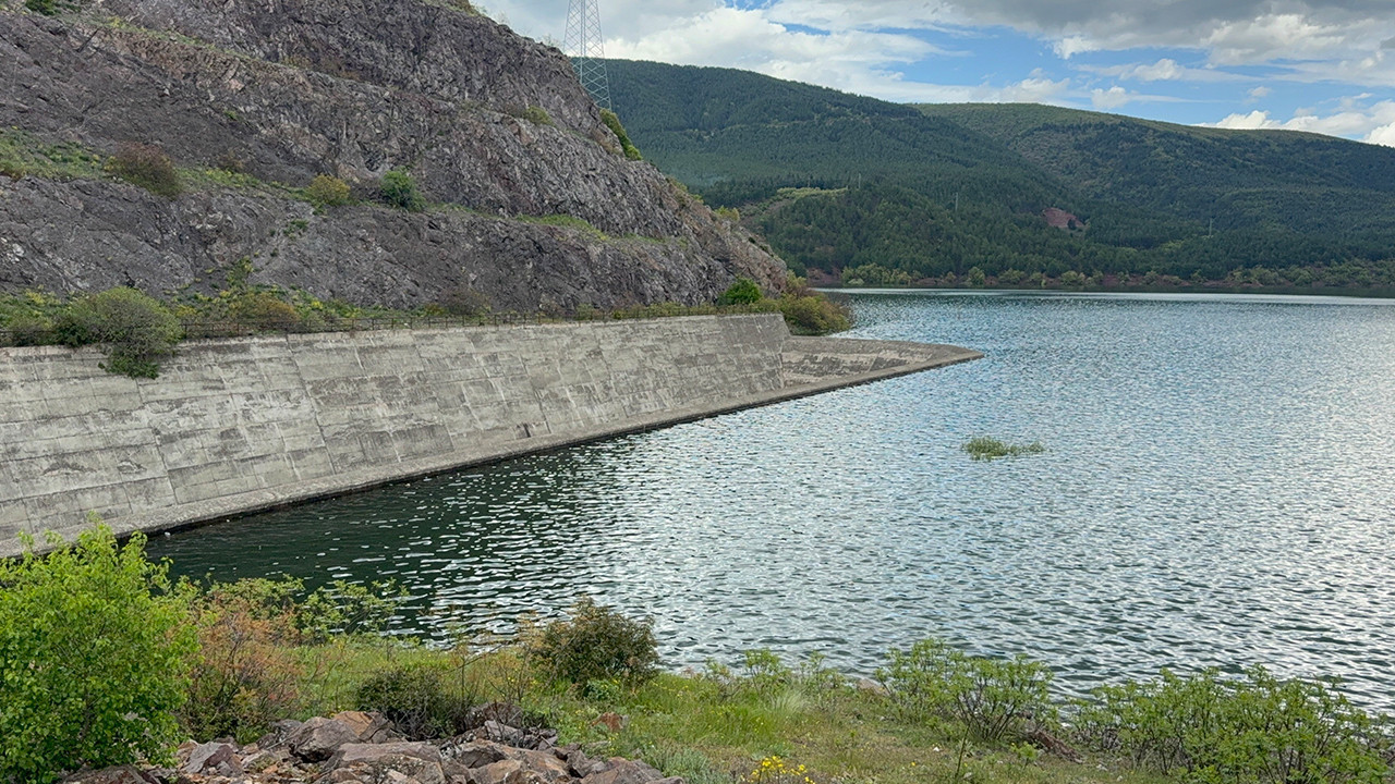 Almus Barajı’nda 33 Yıl Sonra Tarihi Dolu Seyri: Vatandaşlar Görüntüledi